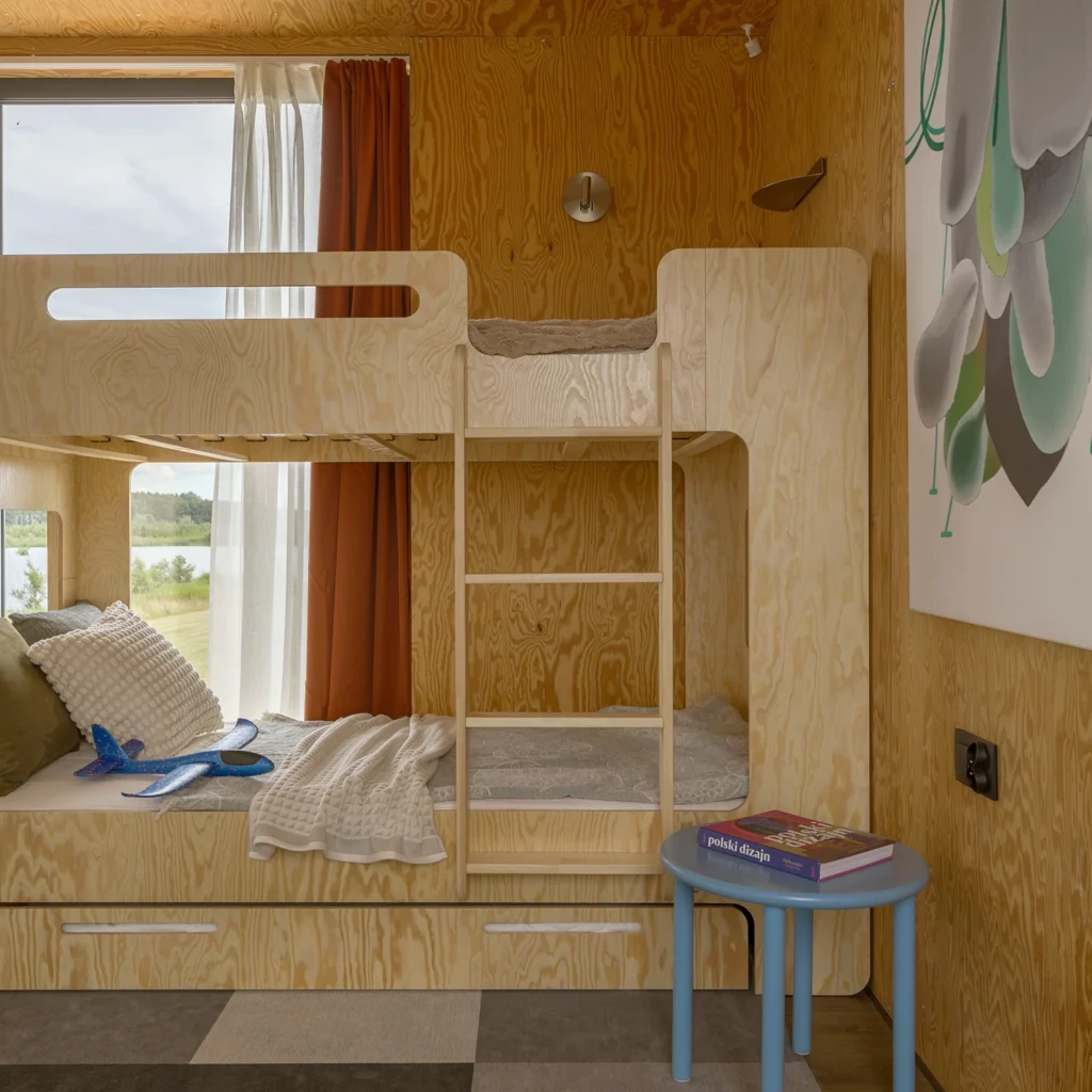 Lit superposé en bois fabriqué en contreplaqué de pin couleur naturel avec échelle à droite et tiroir coulissant