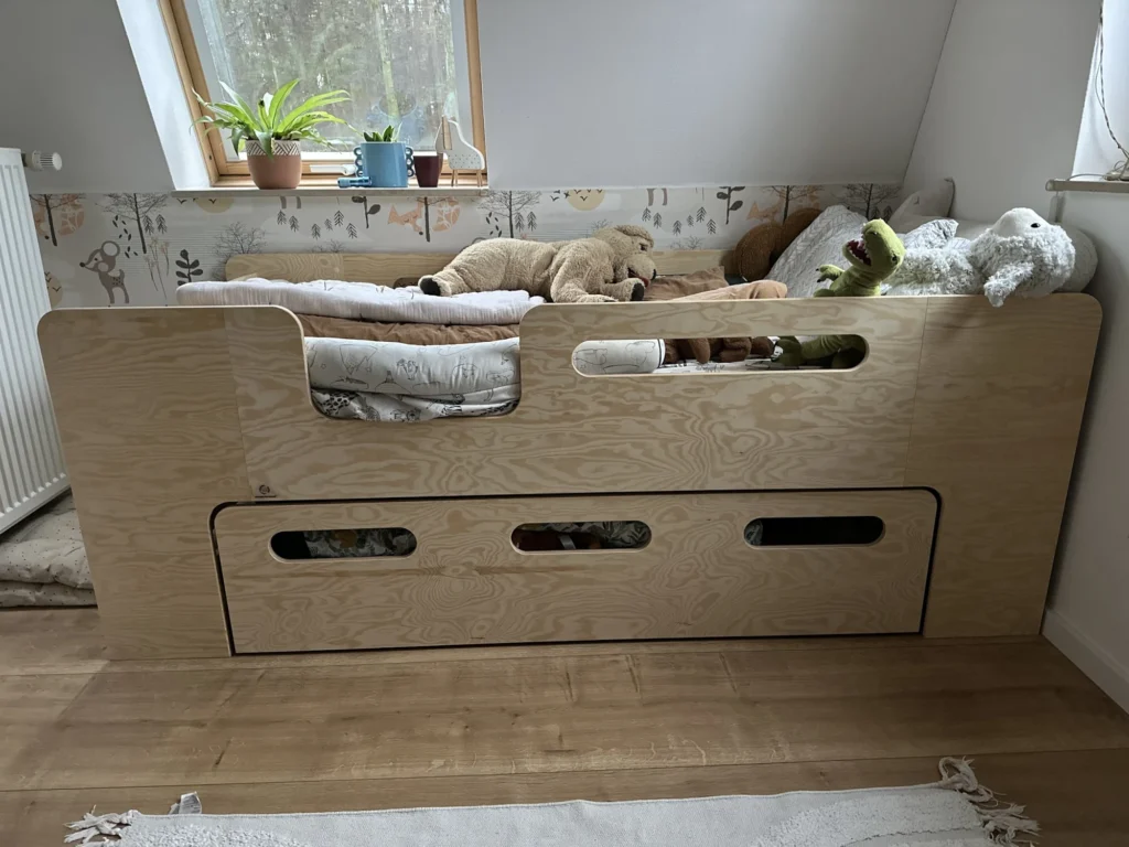 Lit en bois fabriqué en contreplaqué de pin couleur naturel avec entrée à gauche et tiroir