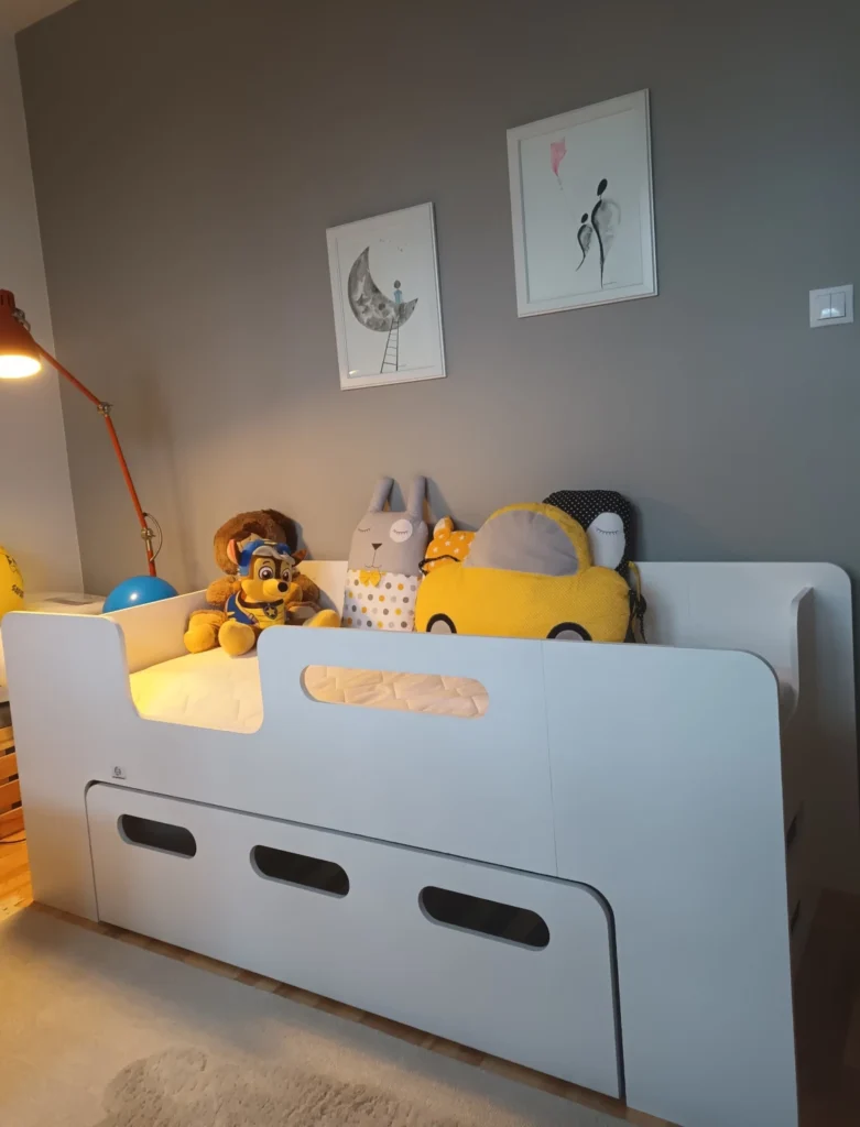 Lit en bois fabriqué en contreplaqué de pin couleur blanche avec entrée à gauche et tiroir