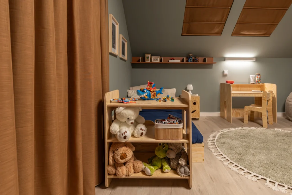 Étagère pour enfants en bois avec trois tablettes fabriquée en contreplaqué de pin dans une chambre d’enfant