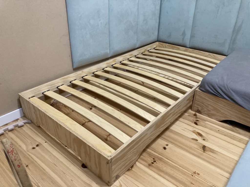 Cadre de lit en bois en contreplaqué de pin avec des lattes apparentes