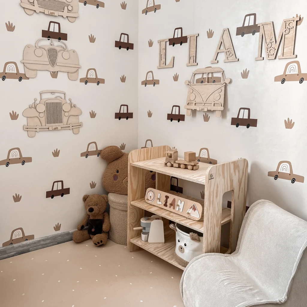 Étagère pour enfants en bois avec trois tablettes fabriquée en contreplaqué de pin dans une chambre d’enfant