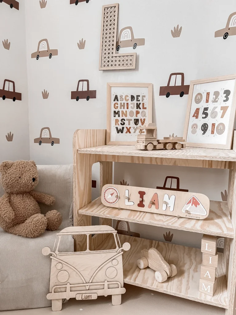 Étagère pour enfants en bois avec trois tablettes fabriquée en contreplaqué de pin dans une chambre d’enfant