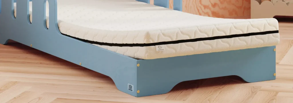 Matelas en mousse sur un lit en bois bleu