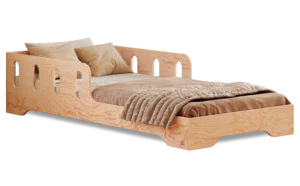 Lit en bois fabriqué en contreplaqué de pin couleur bois naturel avec une barrière à ouvertures