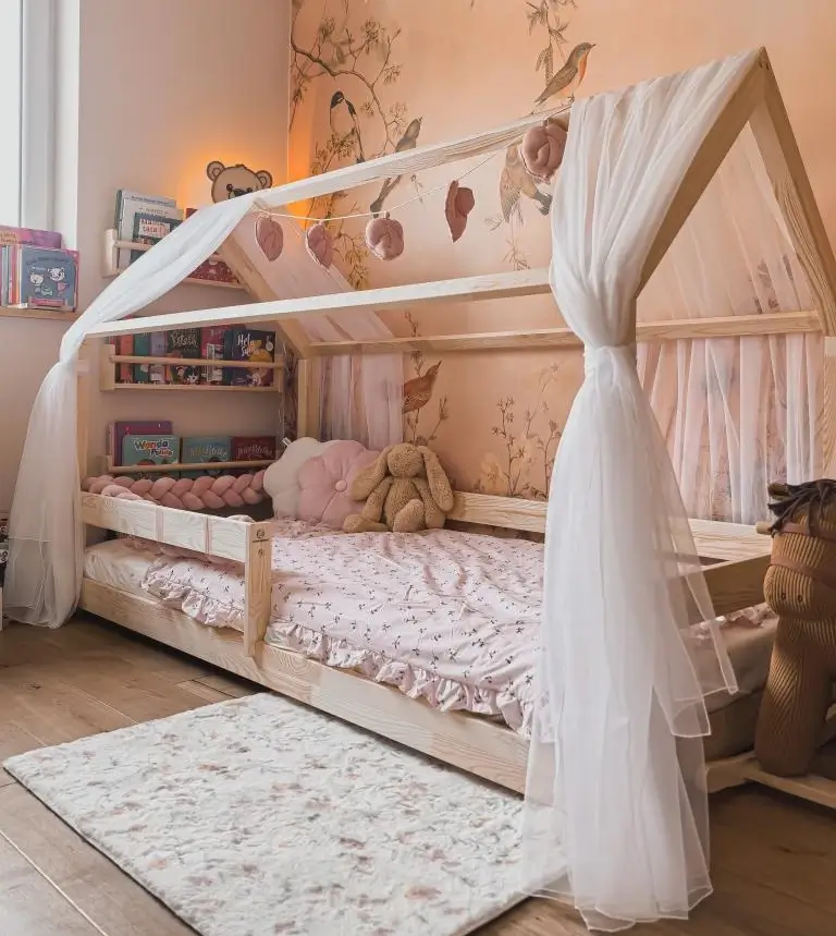 Lit cabane en bois pour enfant avec barrière de sécurité et sommier MILO Montessori