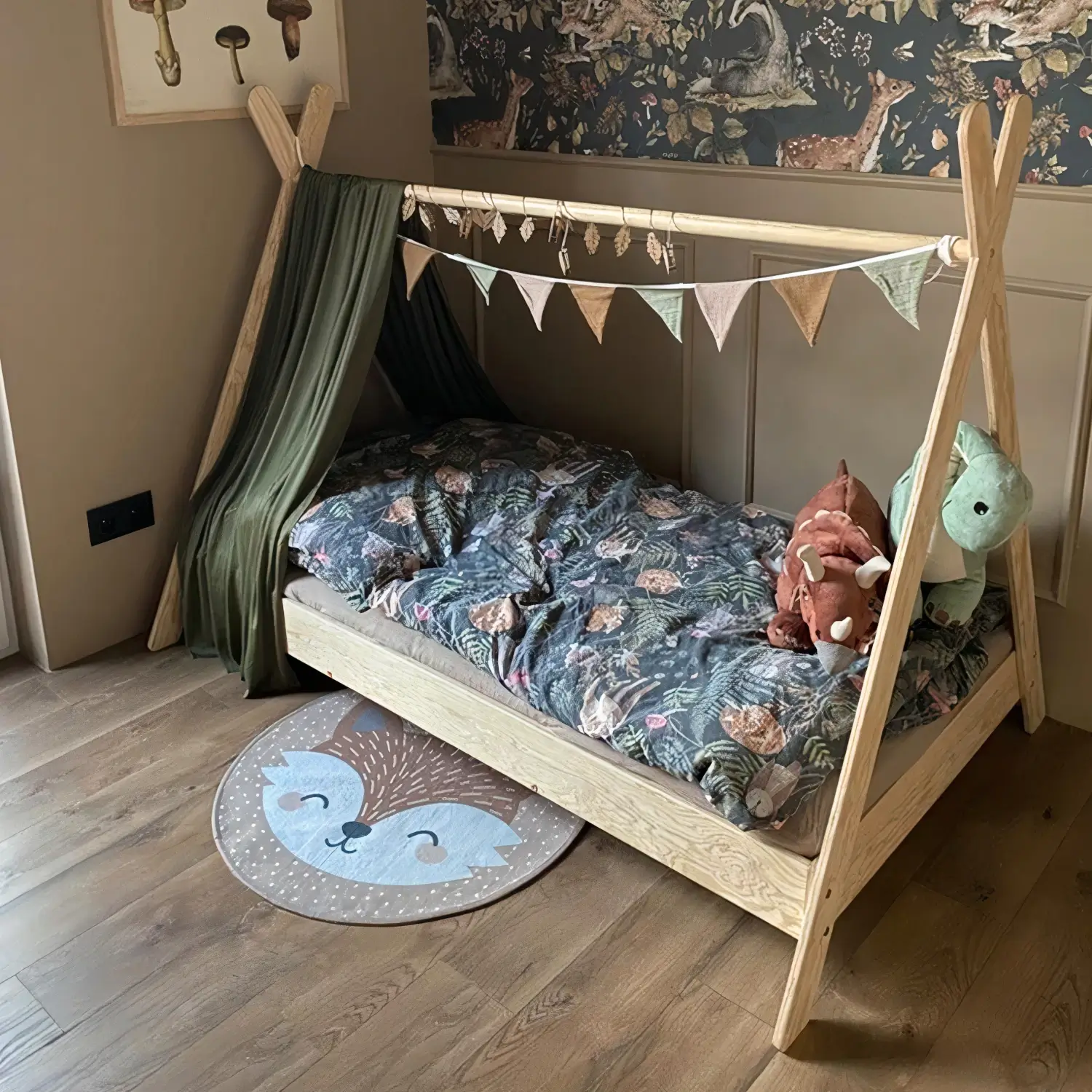 Lit cabane en bois pour enfant avec barrière de sécurité et sommier TIPI Montessori