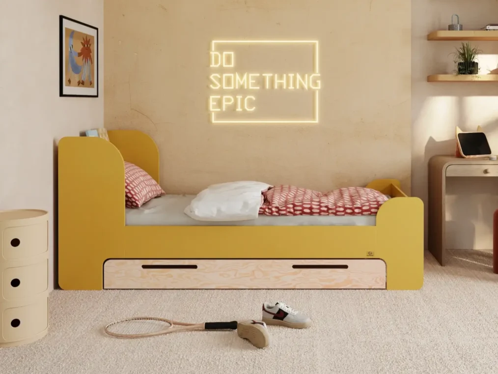 Lit pour enfant en bois fabriqué en contreplaqué de pin de couleur moutarde avec une tête de lit haute et un tiroir