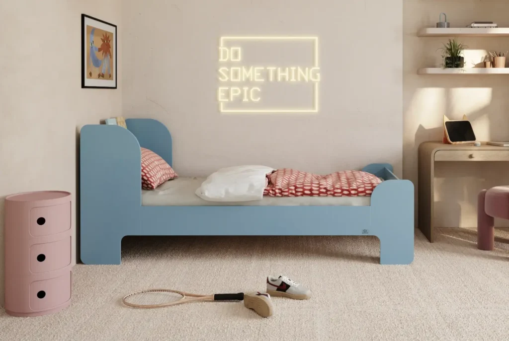 Lit en bois fabriqué en contreplaqué de pin couleur bleu avec une tête de lit haute