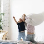 Poser le lit de bébé le guide qu'il vous faut pour la sécurité, le sommeil et l'éveil
