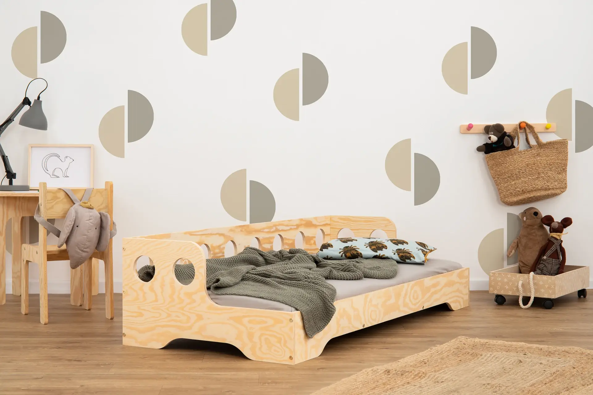 Lit simple en bois pour enfant TILA 5S avec barrière de sécurité et sommier cadre style canapé Montessori