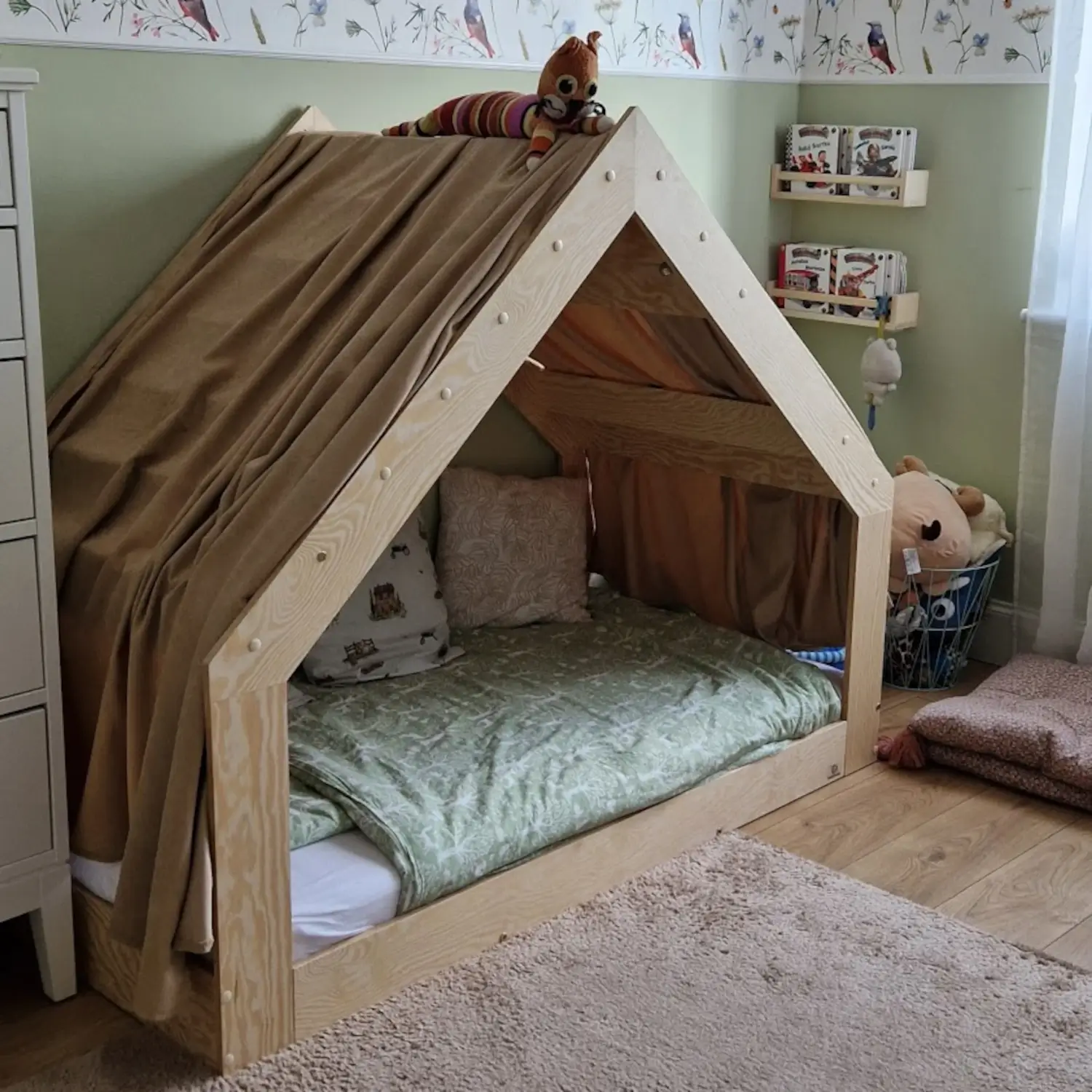 Lit cabane en bois pour enfant structure basse avec sommier MOON G Montessori
