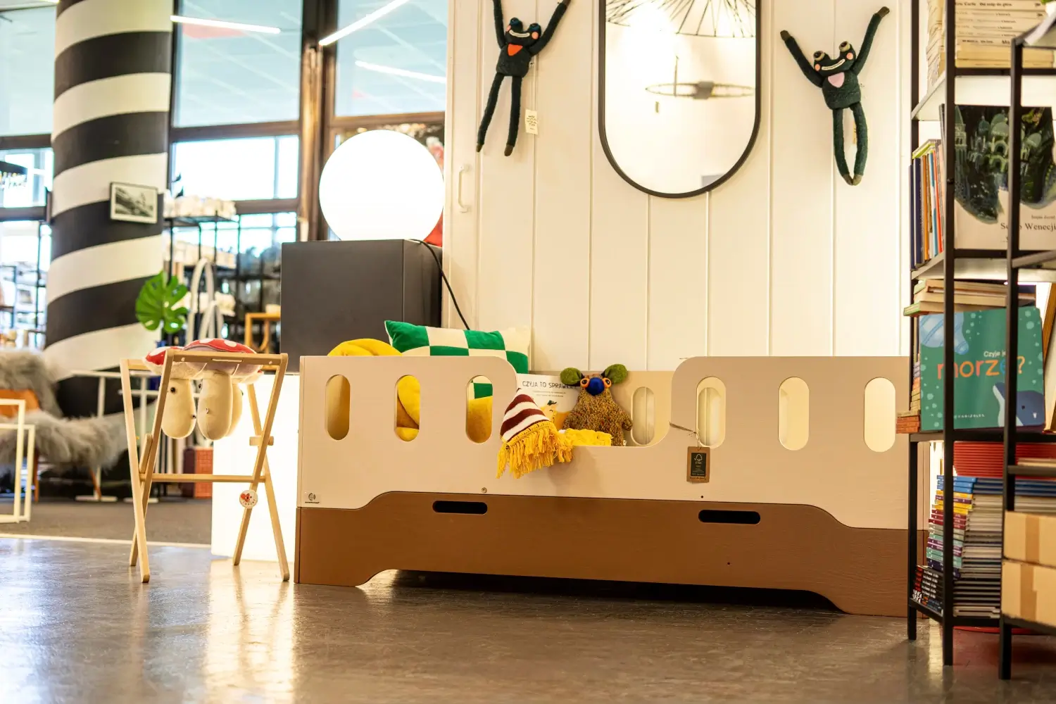 Lit simple bas en bois pour enfant avec sommier TILA 8 Montessori