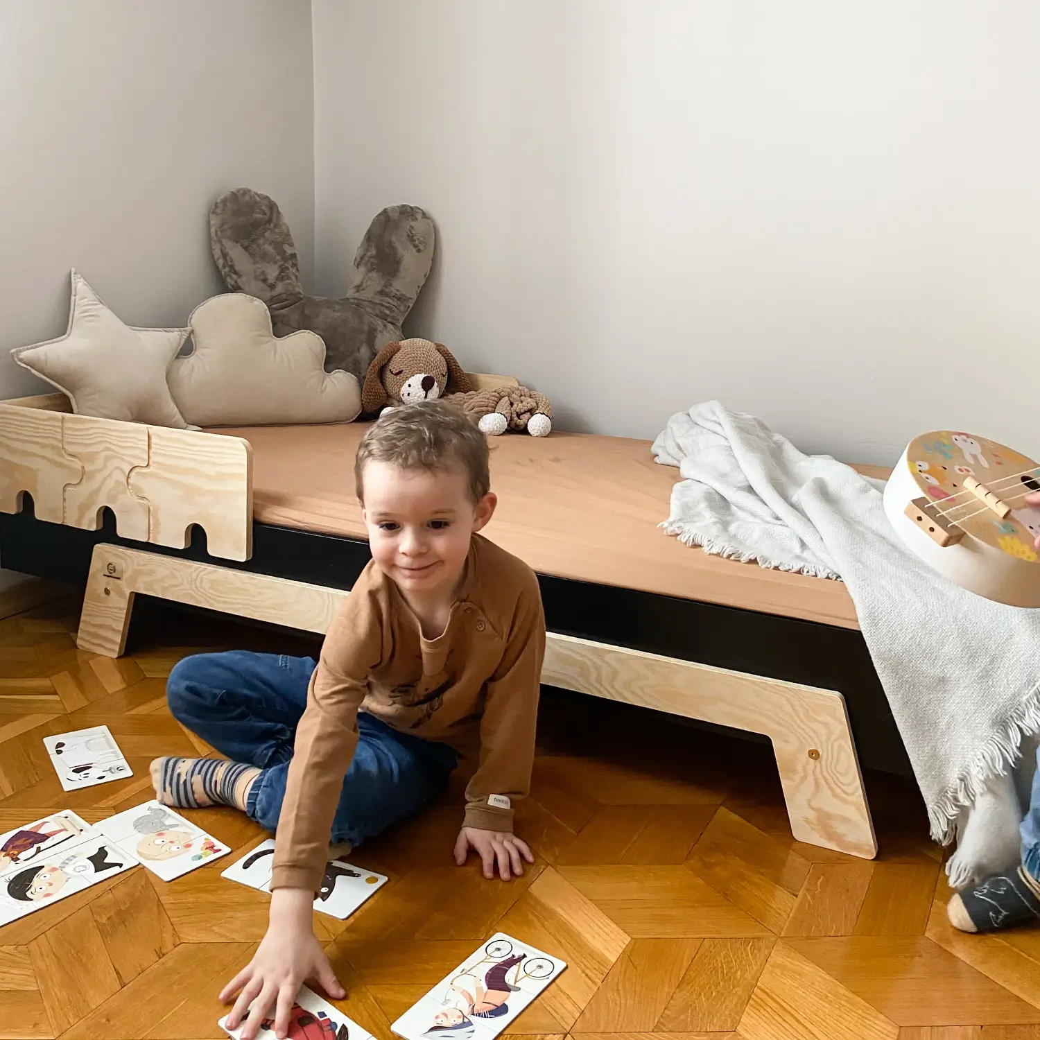 Lit simple enfant en bois avec barrière de sécurité et sommier PUZZLE BR1 Montessori