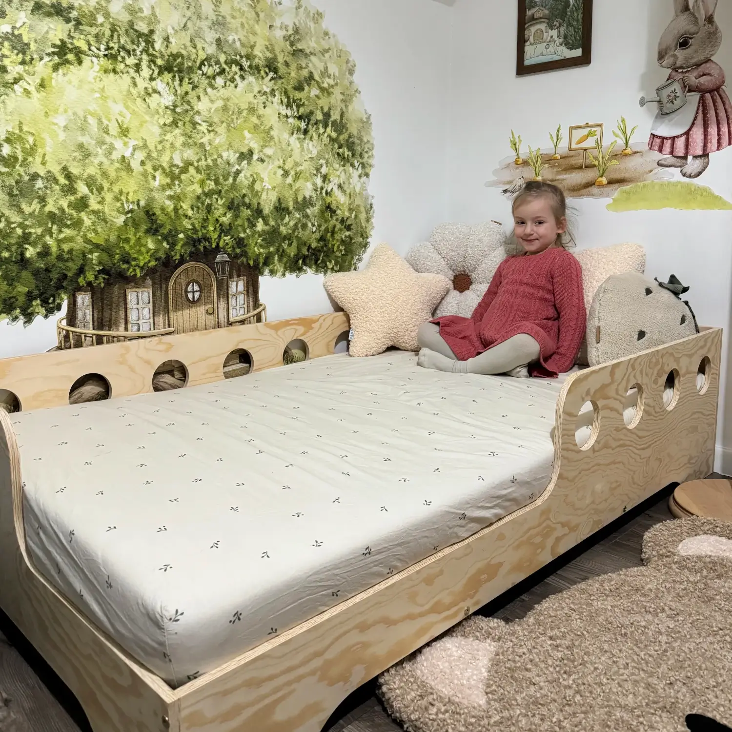 Lit simple enfant en bois avec barrière de sécurité et sommier TILA 5 Montessori