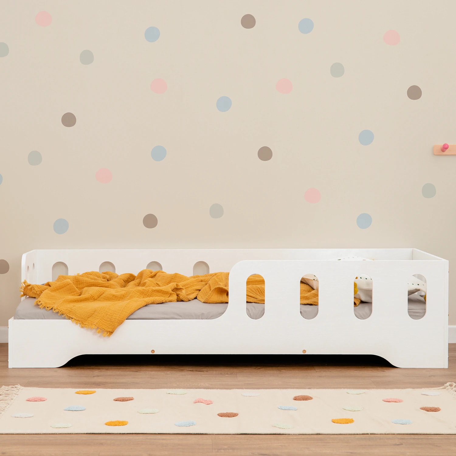 Lit simple enfant en bois avec barrière de sécurité et sommier TILA 1 Montessori