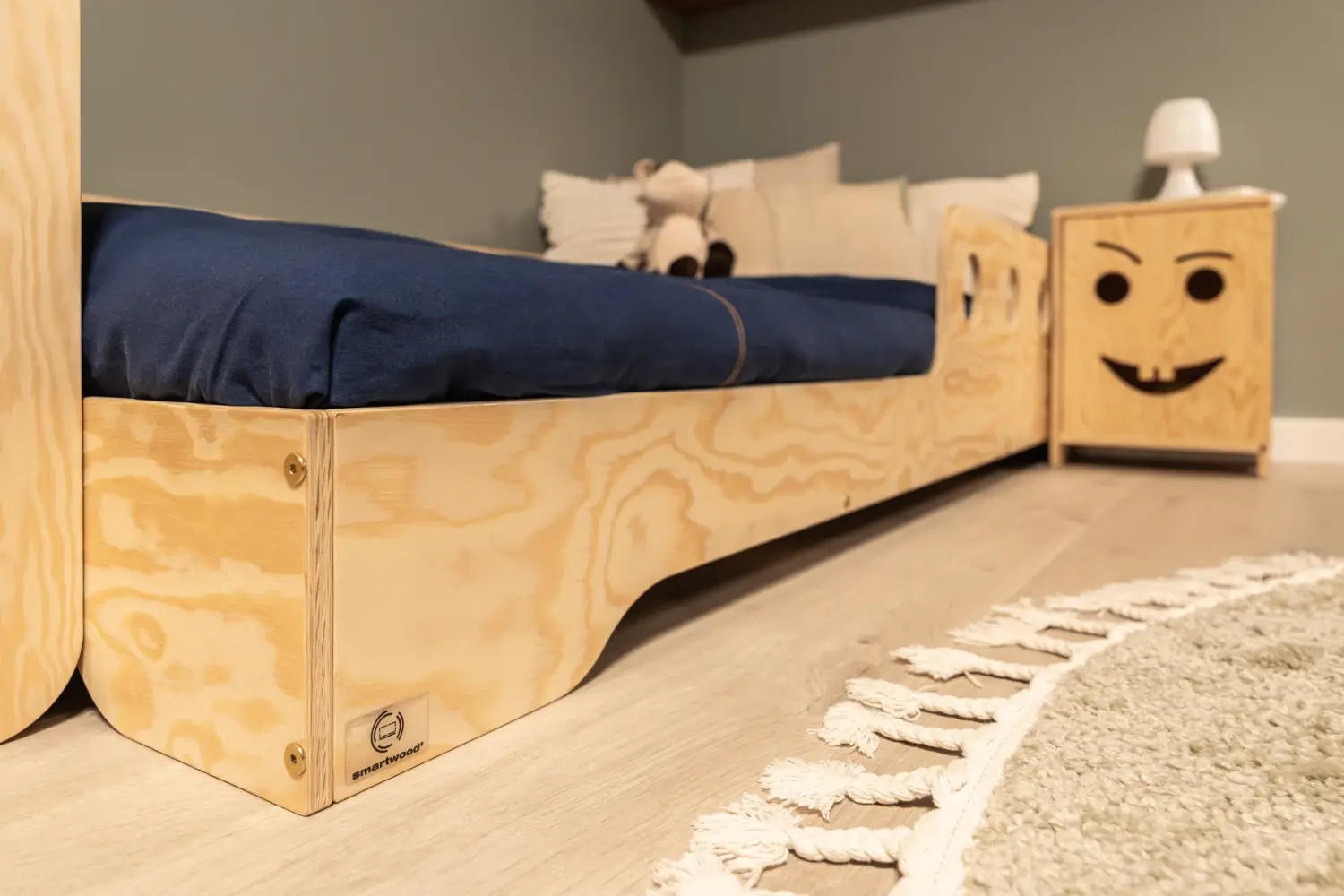 Lit simple enfant en bois avec barrière de sécurité et sommier TILA 5 Montessori