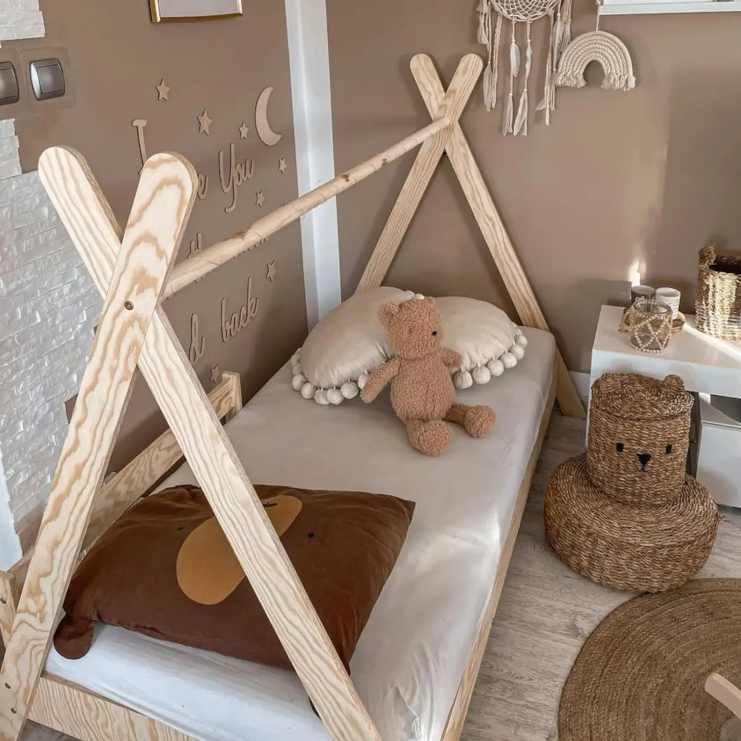 Lit cabane en bois pour enfant avec barrière de sécurité et sommier TIPI Montessori