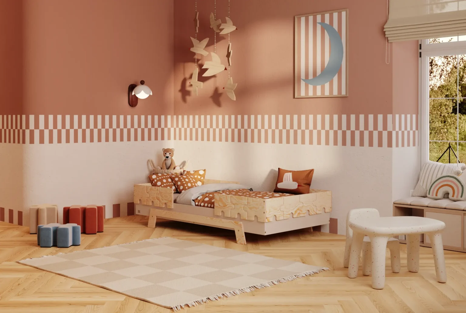 Lit enfant en contreplaqué de pin de couleur cachemire, avec deux barrières en finition bois naturel et des pieds en bois naturel, placé dans une chambre d’enfant lumineuse.