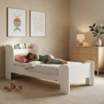 it enfant FLOU avec étagères intégrées en blanc – enfant endormi dans une chambre d'enfant cosy