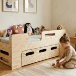 it enfant PIPI en bois naturel avec tiroir de rangement – petite fille jouant à côté du lit dans une chambre d'enfant