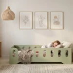Lit enfant TILA 2 en vert avec barrières de protection – enfant endormi dans une chambre cosy